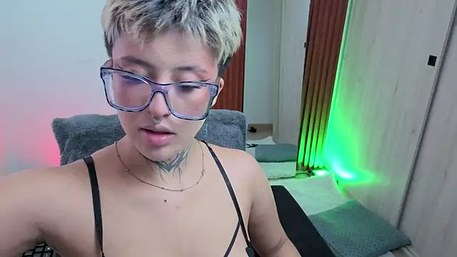 Rebeka-baker live cam room