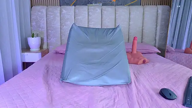 mia_scot live cam room