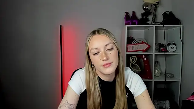 EvelynBlond webcam