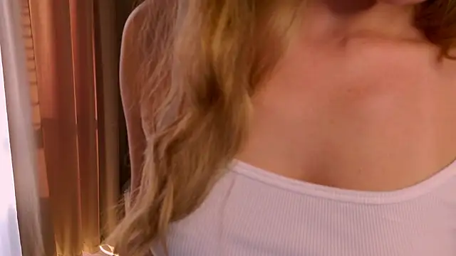 Watch RozzitaBedberry live on EroticFlix - High definition streams