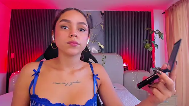 CarolineFyre webcam