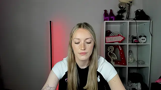 EvelynBlond webcam