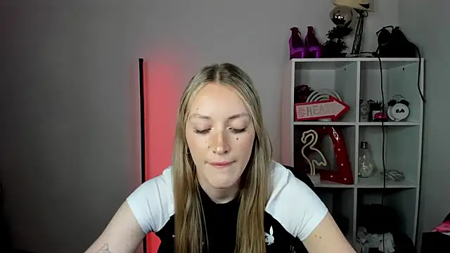 EvelynBlond webcam