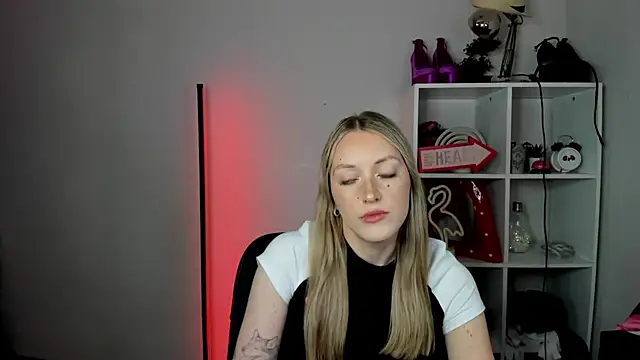 EvelynBlond webcam