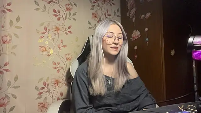 WhitePowerGirl webcam