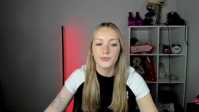 EvelynBlond webcam