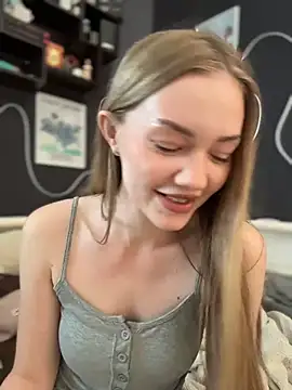 MilaMoone webcam