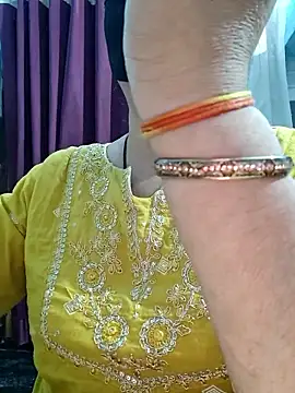 Watch Aishwaryaa_69 live on EroticFlix - High definition streams