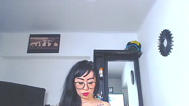 Watch Vicky_hotmilf live on EroticFlix - High definition streams