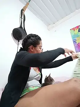 bigassmommy_x - Bigassmommy_x's free webcam - UK Sex Cams