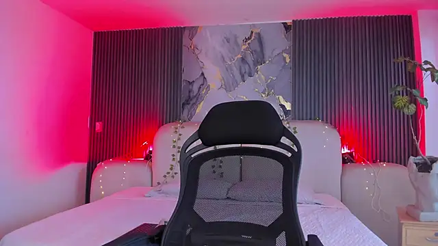 CarolineFyre webcam