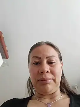 LaraCaliente webcam