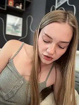MilaMoone webcam