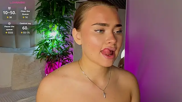 MonicaWestt webcam