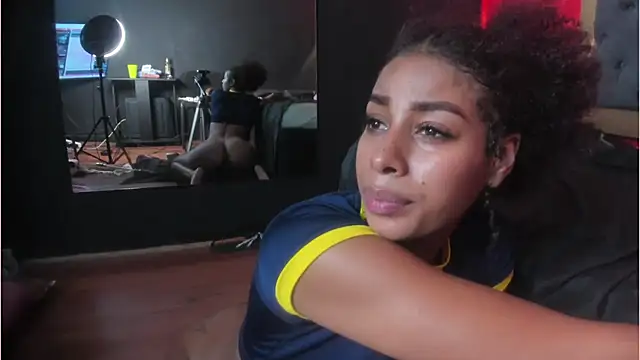 YayaHilton live cam on StripChat