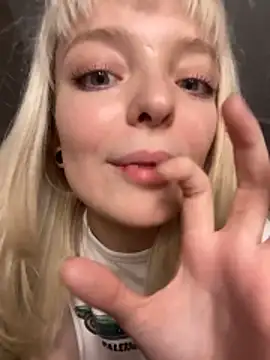 aka_Blonde webcam