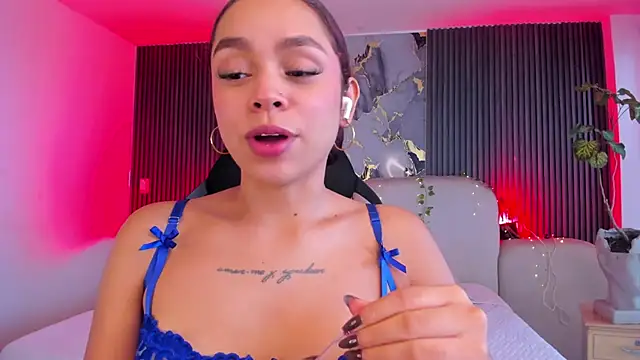 CarolineFyre live cam on StripChat