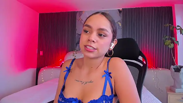 CarolineFyre webcam