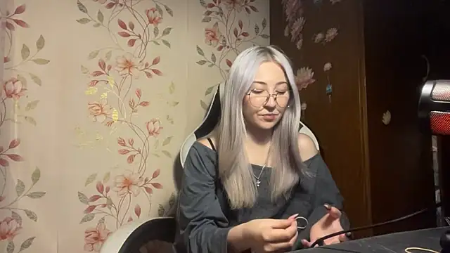 WhitePowerGirl webcam