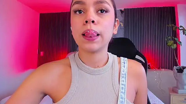 carolinefyre (F teen) - show tits