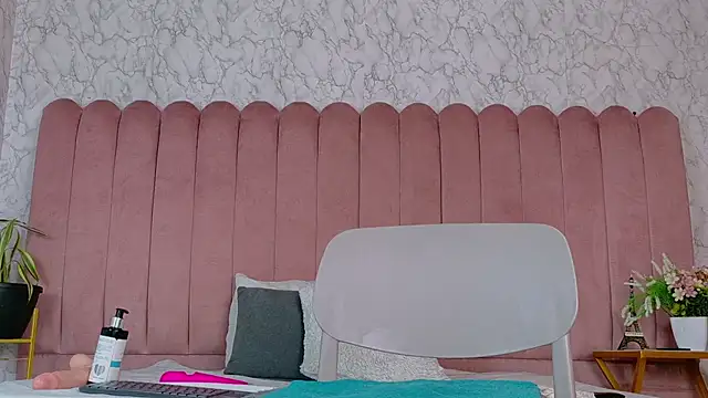 scarlhettbrown (F young) - 2 finger in the pussy