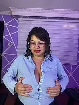 MiiaaJoness webcam
