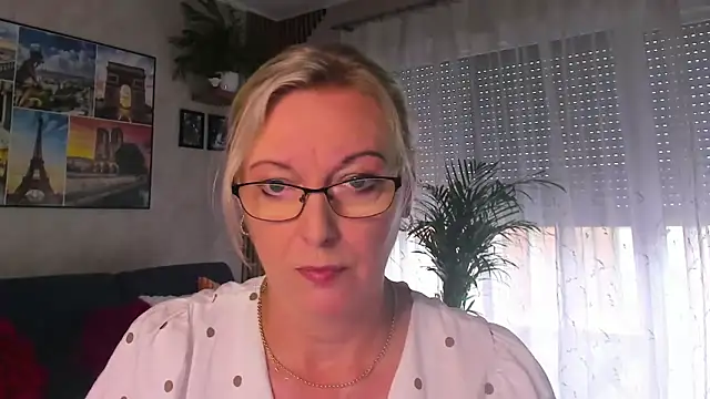 Watch vanessa_chat live on EroticFlix - High definition streams
