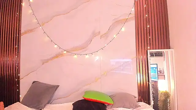 Watch SaraApril_1 live on EroticFlix - High definition streams