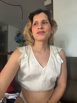 milablossom001 live cam on StripChat