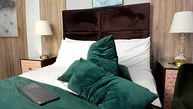 AlicePinks webcam