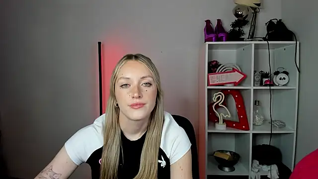 EvelynBlond webcam