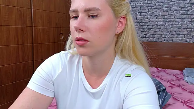 CuteBlondeMe webcam
