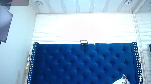SalmaTits webcam