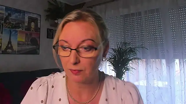 Watch vanessa_chat live on EroticFlix - High definition streams