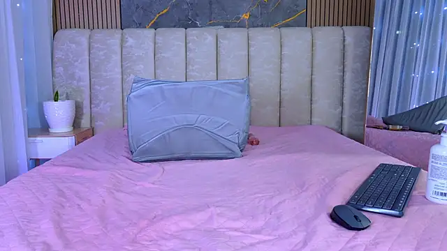 mia_scot webcam