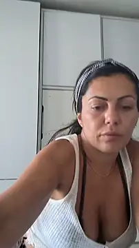 LadySaraah34 webcam