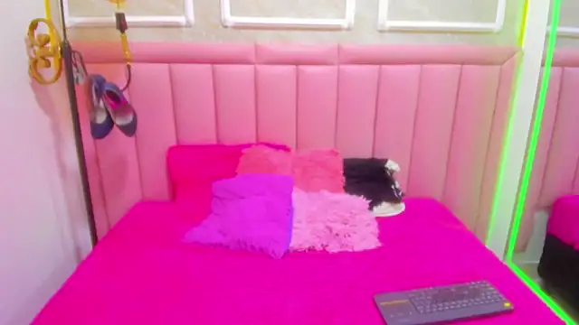 Watch velvet_girll live on EroticFlix - High definition streams