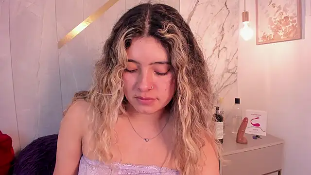 Watch ChloeBelle_ live on EroticFlix - High definition streams