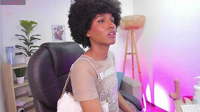 NaomiSaenz_ webcam