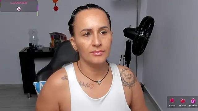 Sara_Charmy webcam