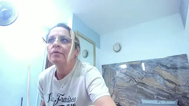 Agatha_Pleasure webcam