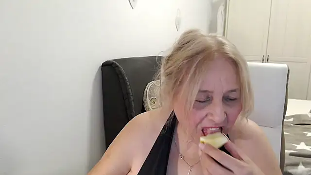 SusiLifeXXX webcam