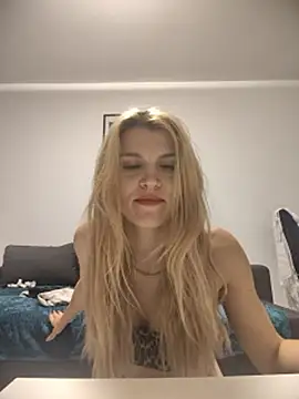 HotBlondie69 webcam