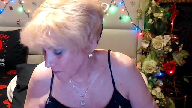 HappyWomanOn webcam