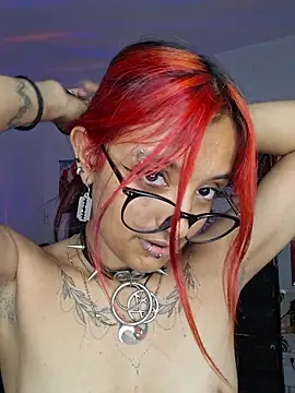 carolinerue live cam on StripChat