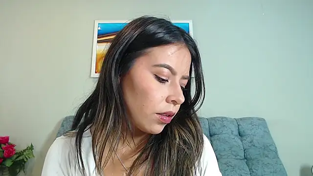 EmmaBellini live cam on StripChat