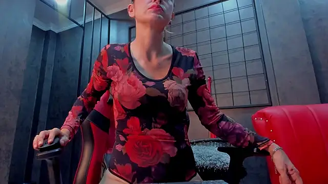misscyndee_loren (F young) - Spit dildo and rub with feets👣