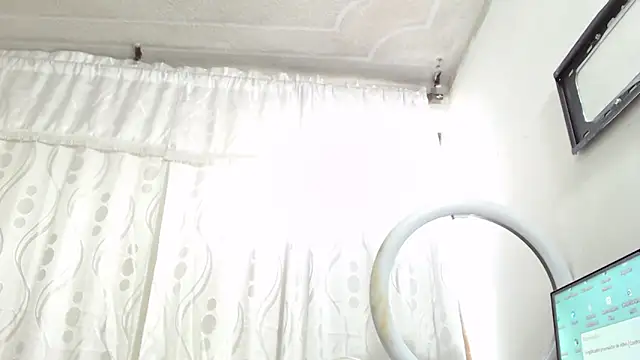 NahomyAndrews webcam