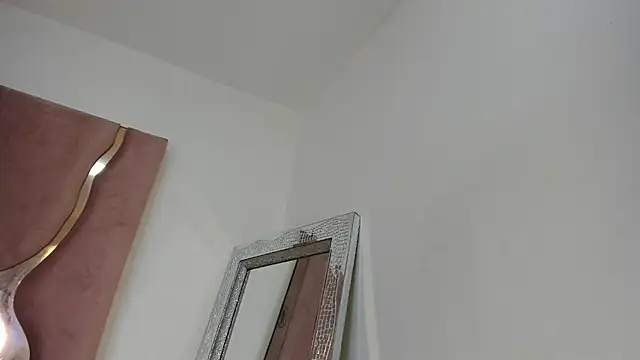MilaDivine webcam