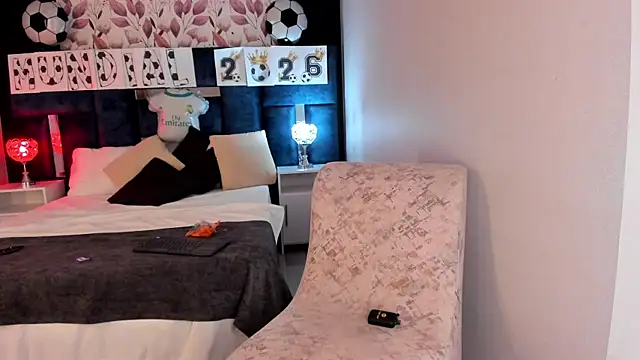 Watch AmmyJones_ live on EroticFlix - High definition streams